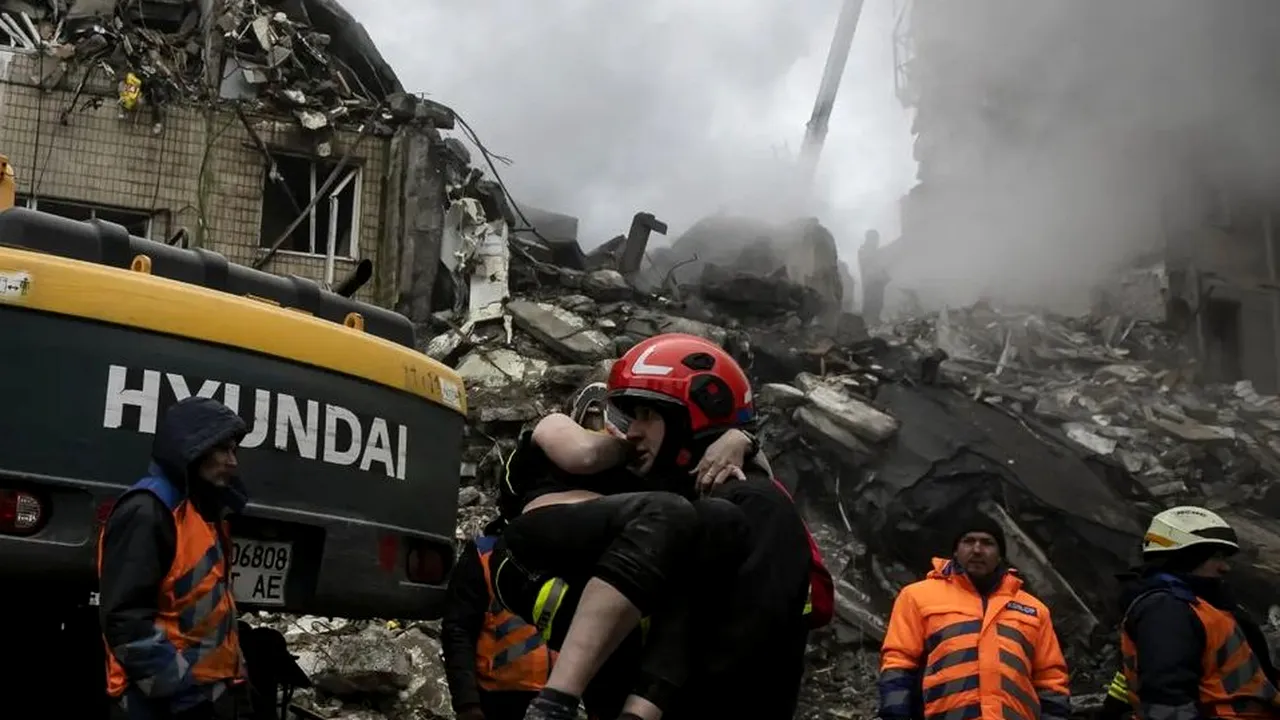 Războiul din Ucraina, ziua 328. Armata ucraineană, în alertă: Rusia este pregătită să lanseze până la 44 de rachete Kalibr din Marea Neagră / Ultima mişcare a lui Putin: cetăţenie oferită străinilor în schimbul înrolării în armată / peste 9.000 de civili au fost ucişi / Explozii raportate în Kupiansk şi în Herson