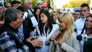 Udrea, pe Facebook, despre această imagine: Îmi aranjam sutienul