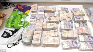 Şapte români au fost condamnaţi la peste 19 ani de închisoare în Anglia pentru fraude