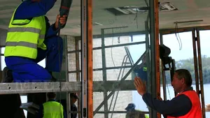 Un patron şi-a trimis angajaţii în concediu, apoi a demontat fabrica şi a mutat-o peste hotare