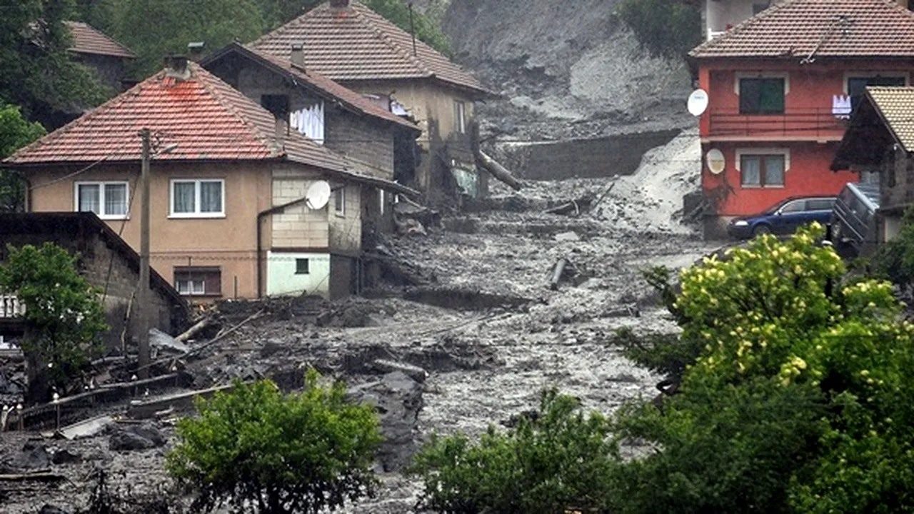 Inundaţiile AMENINŢĂ principala centrală electrică din Serbia şi zonele minate din Bosnia
