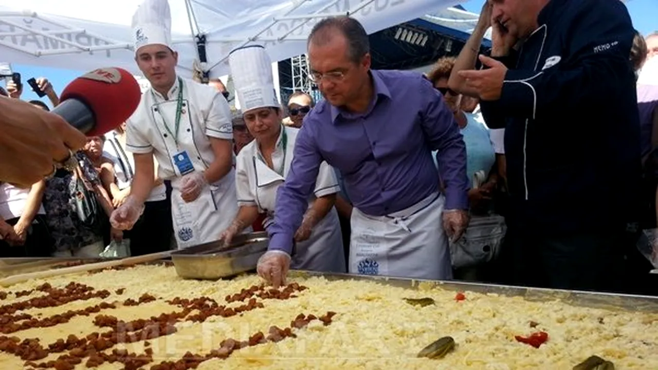 Mămăligă cu brânză şi jumări de 400 de kilograme, pregătită la Cluj-Napoca. Emil Boc a împărţit mămăliga - FOTO
