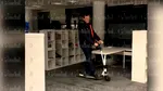 Moșteanu pe două roți prin sediul USR. Filmat în fostul sediul de campanie al Elenei Lasconi