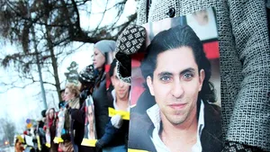 Blogger-ul Raif Badawi, condamnat la 10 ani de închisoare şi 1.000 de lovituri de bici pentru insultarea Islamului, a primit Premiul Saharov 2015 - VIDEO
