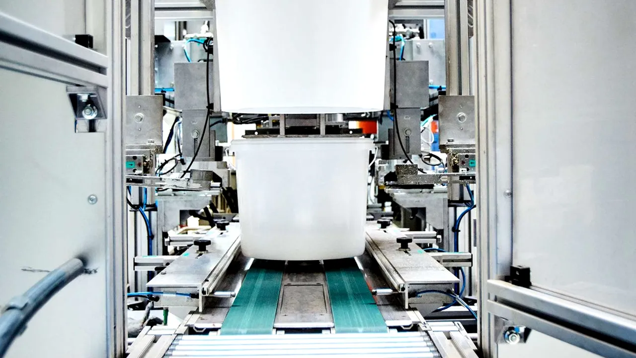 Grupul austriac ALPLA, activ pe piaţa de ambalaje şi pe cea de reciclare, adună sub brandul ALPLAindustrial toate activităţile legate de ambalajele din plastic de volum mare pentru uz industrial şi comercial