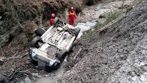 Accident grav în Neamț: mașină căzută într-o râpă de șapte metri, șoferul a murit