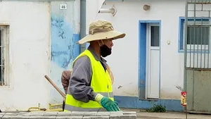 Muncitori aduşi din Vietnam pentr a lucra la pavaje în România