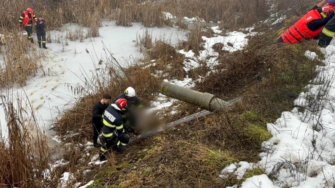 Misiune de salvare a unui bărbat căzut într-un lac înghețat din Turda. Un pompier s-a aruncat în apă