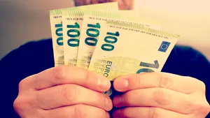 BNR ţine euro în frâu. Moneda europeană rămâne în preajma maximului istoric de 4,84 lei