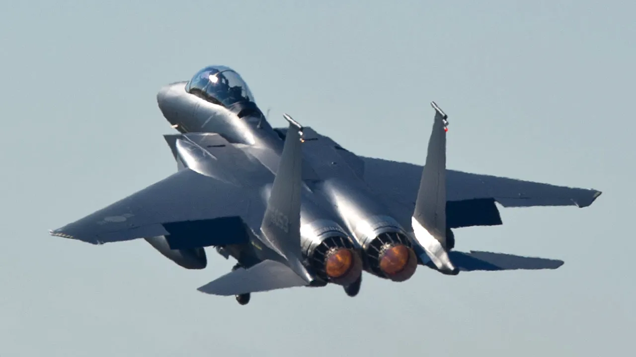 INCIDENT în Marea Chinei de Est: Două avioane de vânătoare chineze au interceptat o aeronavă americană 