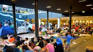 CRIZA IMIGRANŢILOR: Imigranţii au intrat din nou în gara Keleti din Budapesta, după suspendarea trenurilor internaţionale şi retragerea poliţiei - GALERIE FOTO