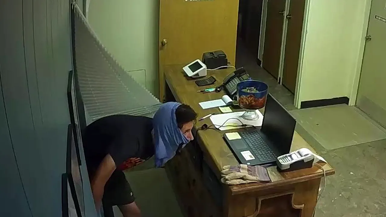 Poliţia din Texas caută un hoţ care a intrat într-un magazin având capul acoperit cu o pereche de boxeri | VIDEO
