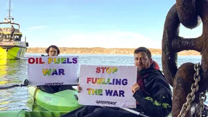 Embargo manual. Greenpeace nu a lăsat un petrolier rusesc să descarce zeci de mii de tone kerosen în Norvegia