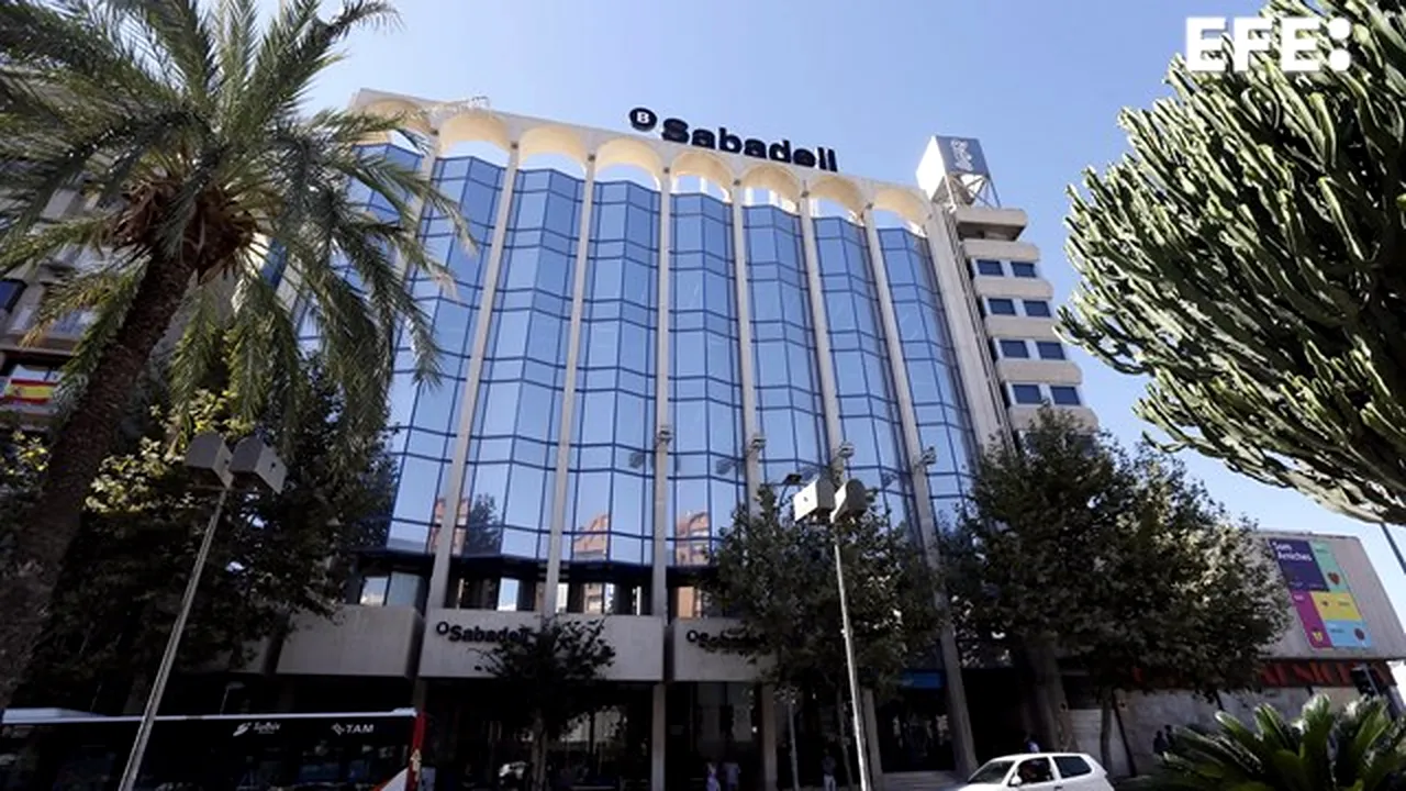 BBVA şi Sabadell: O fuziune controversată, blocată de revizuiri şi opoziţii