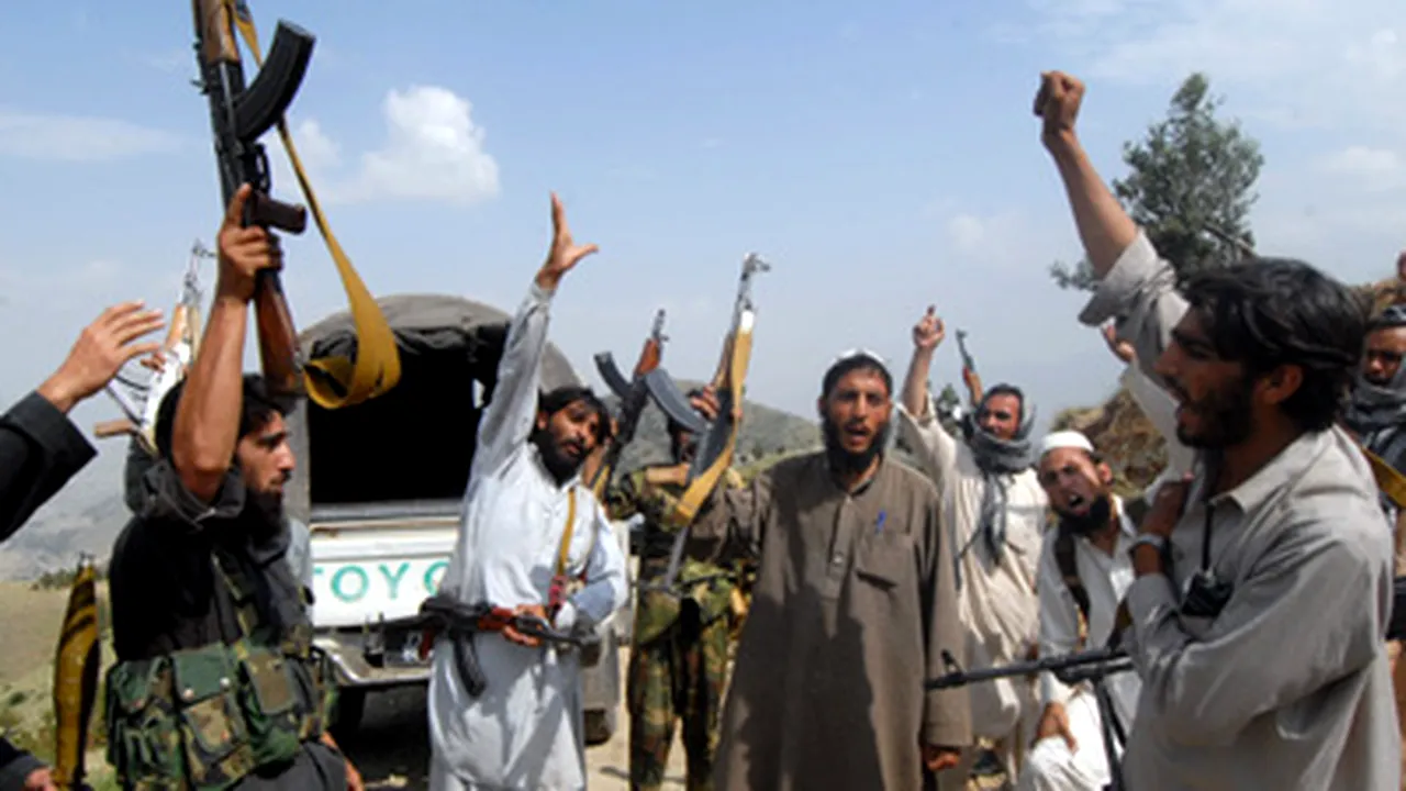 Teroare în Afganistan: talibanii au spânzurat de o macara un om, în piaţa din Herat