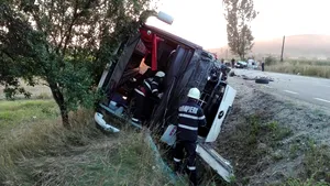 FOTO, VIDEO| Autocar răsturnat la Câţcău, în judeţul Cluj: Cinci din cele şapte persoane rănite au fost transportate la spital. Autorităţile, în alertă maximă