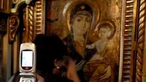 Vaticanul îi sprijină pe credincioşii catolici prin SMS-uri