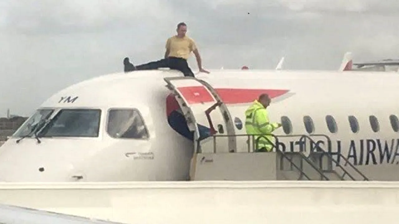 Activitatea unui aeroport din Londra, paralizată de activişti: Unul s-a urcat pe un avion, iar altul a forţat o aeronavă să revină pe pistă - FOTO, VIDEO