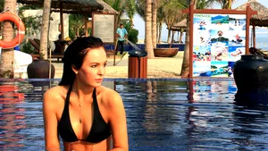 O tânără de 23 de ani primeşte bani ca să se plimbe în jurul lumii. 