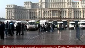 Sute de transportatori au protestat în Piaţa Constituţiei (Video)