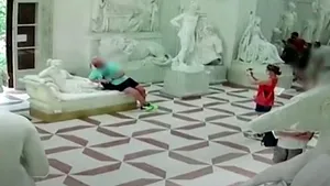 Un turist prins după ce a distrus degetele unei statui dintr-un muzeu italian

