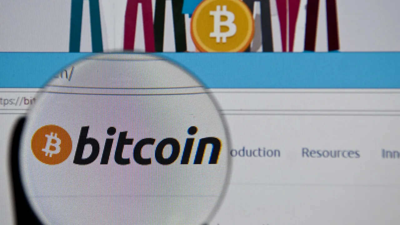 Bitcoin a depăşit luni valoarea de 7.000 de dolari