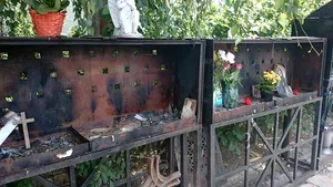 Asociaţia Colectiv, sesizare la Poliţie pentru dispariţia fotografiilor cu victimele incendiului, puse la altarul din faţa clubului