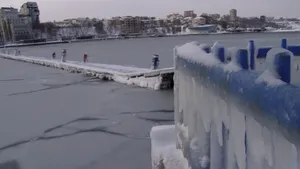 GALERIE FOTO Fenomen rar în Constanţa: Portul Turistic Tomis a îngheţat prima oară după mai mulţi ani / Gratuitatea pentru transportul în comun va fi prelungită până la îmbunătăţirea vremii