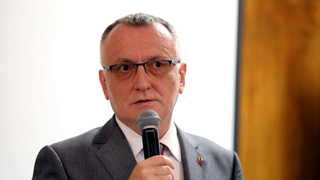 Reacţia Opoziţiei la demisia lui Cîmpeanu: Un plagiator mai puţin în guvern