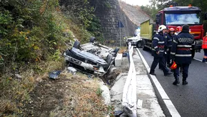 Accident în lanţ: Două persoane au fost rănite, după ce trei maşini s-au ciocnit pe Defileul Jiului - FOTO