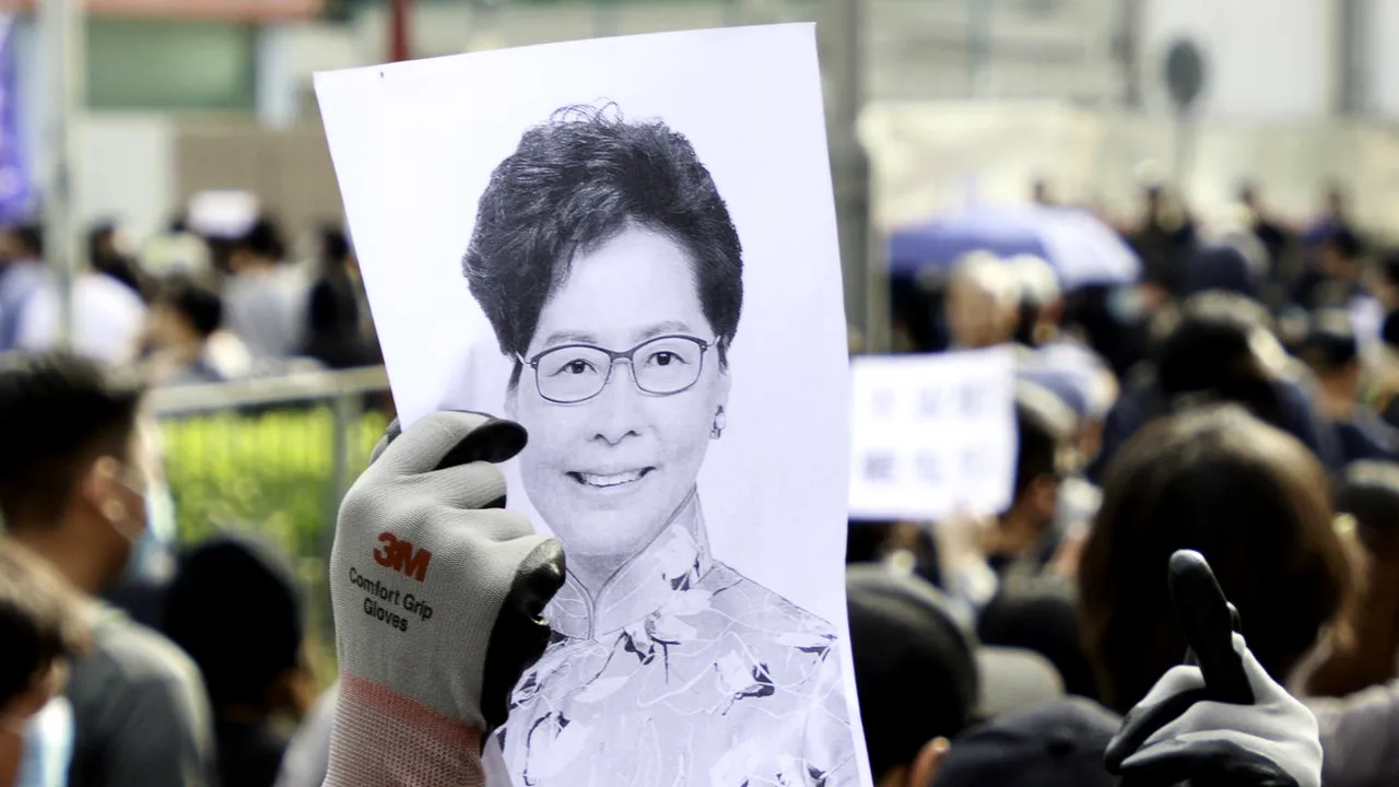 Carrie Lam avertizează tinerii protestatarii să nu încalce principiul „o ţară, 2 sisteme