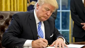 Donald Trump a semnat proiectul Congresului privind impunerea de noi sancţiuni Rusiei, deşi contestă abordarea