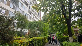 SOCIAL Crăpătură între două scări ale unui bloc cu risc seismic din Sectorul 6. Locatarii, evacuați preventiv