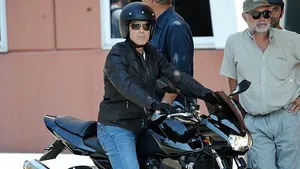 Un celebru actor donează o motocicletă în beneficiul veteranilor de război 