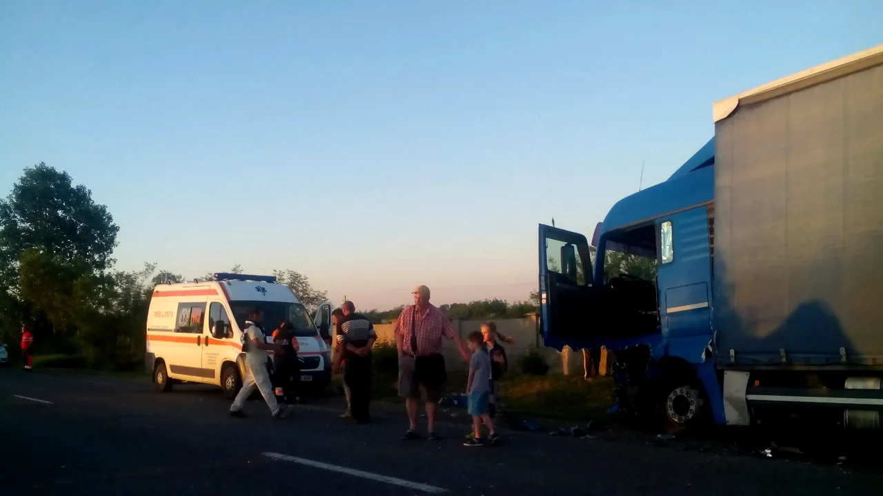 Accident grav în Suceava: O tânără a murit, iar prietenul ei e în stare gravă după ce maşina lor a lovit un autocar şi un TIR