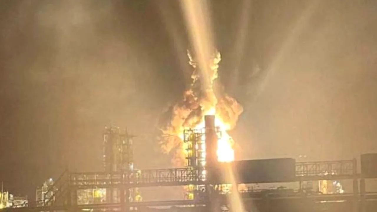 Incendiu la o rafinărie din Leningrad în urma unui atac cu drone