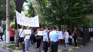 FOTO PROTEST spontan la Primăria Sectorului 4: Zeci de proprietari de chioşcuri de ziare au pichetat sediul instituţiei