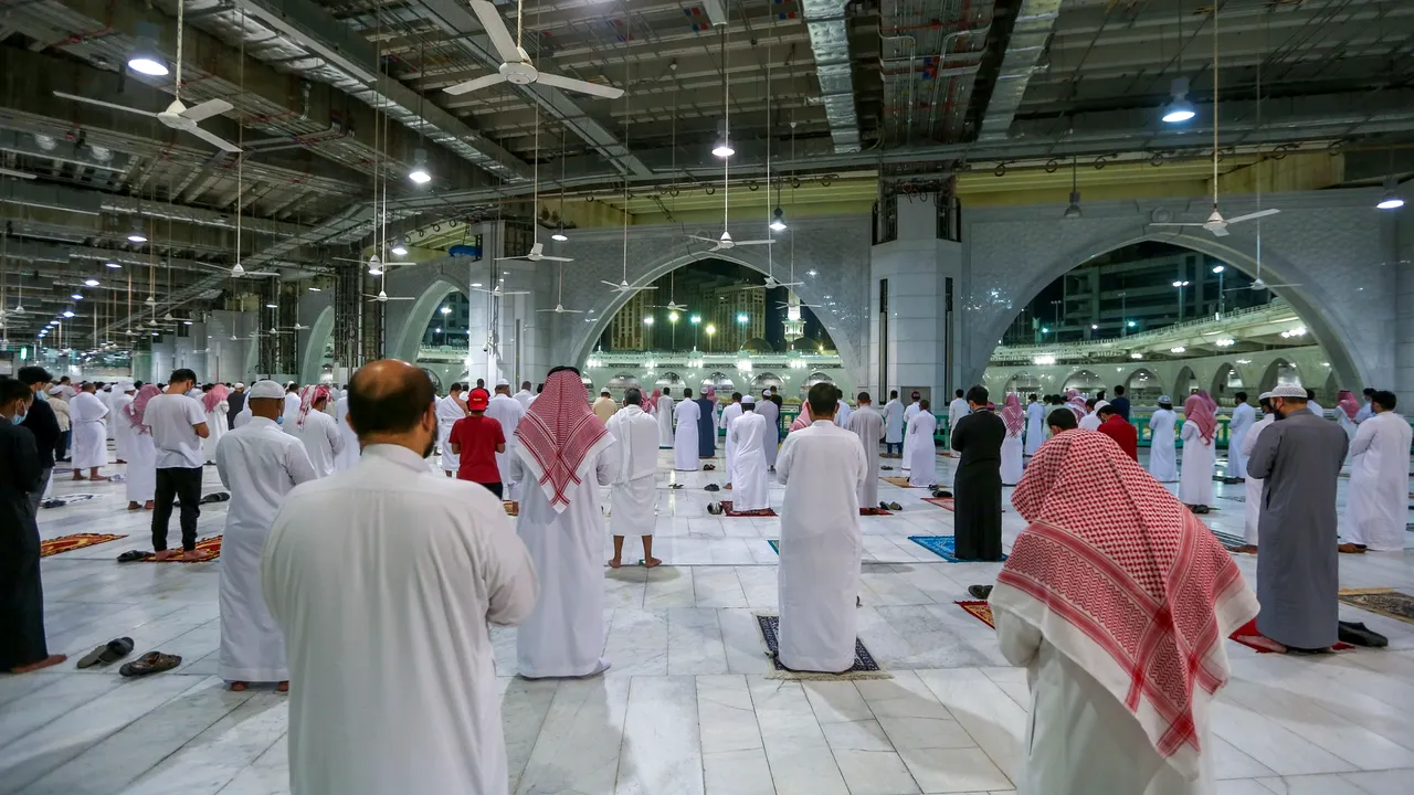 Arabia Saudită reia rugăciunile la Marea Moschee din Mecca, după şapte luni de pauză