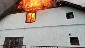 Incendiu puternic în Timişoara. Acoperişul unei case a luat foc. FOTO