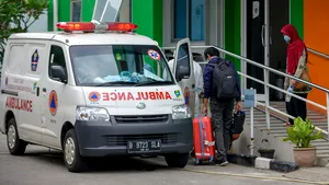 Criza sanitară ia proporţii dramatice în Indonezia, care a depăşit marţi un milion de cazuri COVID-19. Pacienţii, întorşi din drum în faţa spitalului