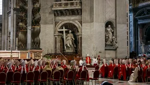 Cardinalii au participat la o slujbă la Bazilica Sfântul Petru înainte de alegerea noului papă