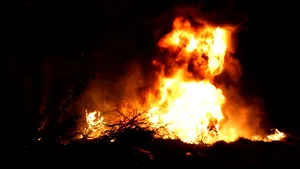 Sfântul Gheorghe | Tradiţii şi obiceiuri. În ajunul sărbătorii, sătenii de pe Valea Bârgăului au ars răul, aprinzând sute de focuri uriaşe. FOTO