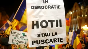 Protest la Alba Iulia, pentru demiterea Guvernului şi a lui Liviu Dragnea: ”Ne pasă şi încă rezistăm”/ Mii de oameni au protestat în Sibiu, Timişoara şi Cluj Napoca