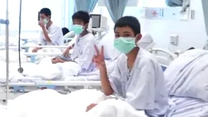 Thailanda vrea să le acorde cetăţenie unora dintre elevii salvaţi din peşteră şi antrenorului lor. Aceştia provin dintr-o regiune în care domneşte anarhia
