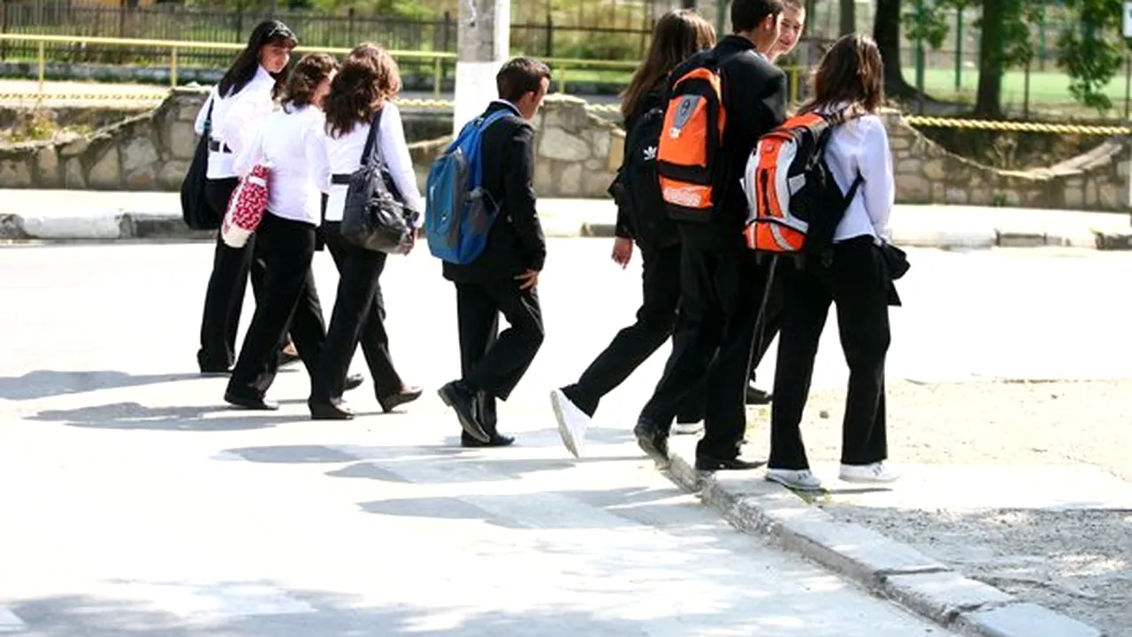 Ministrul Educaţiei propune menţinerea clasei a IX-a în liceu, sindicatele şi părinţii sunt de acord