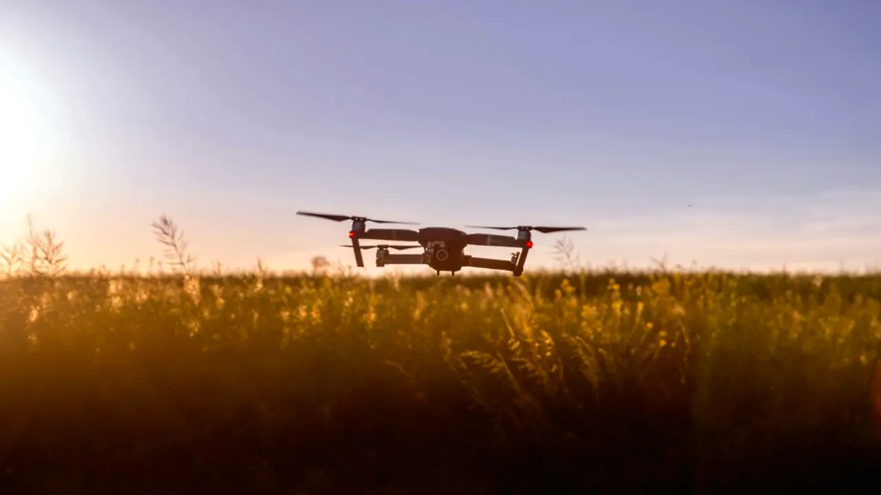 Dronă neidentificată, observată deasupra unui câmp din Norvegia. Poliția investighează