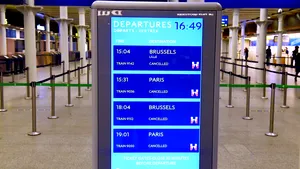 Marea Britanie, izolată după depistarea noii tulpini COVID-19. Misiunile diplomatice, pregătite să acorde sprijin românilor 