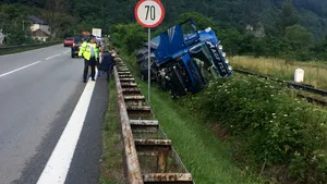 Traficul feroviar, blocat în Vâlcea din cauza unui TIR care s-a răsturnat pe calea ferată. De ce a pierdut şoferul controlul volanului 