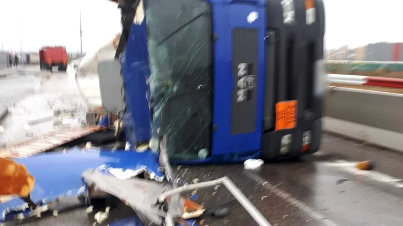 O cisternă cu 26 de tone de motorină a lovit un parapet, două TIR-uri şi s-a răsturnat, în Ploieşti