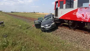 Trei persoane rănite după ce un tren a lovit maşina în care se aflau | FOTO, VIDEO